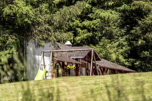 Aire de jeux, toboggan et balançoire