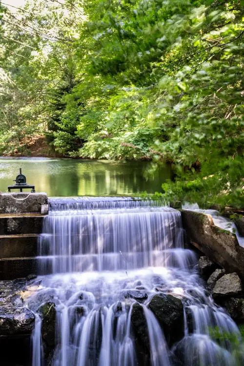 Cascade et étang, gros plan