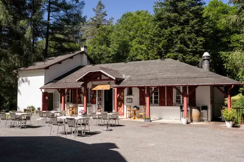 Le restaurant en journée ensoleillée