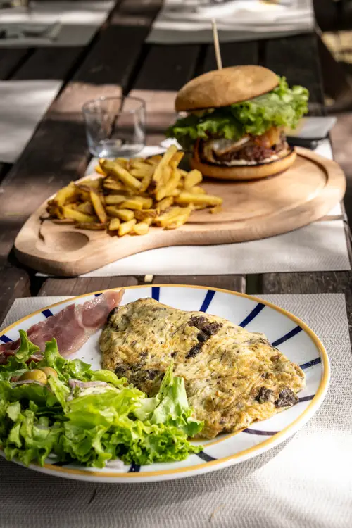 Burger et omelette sur la table