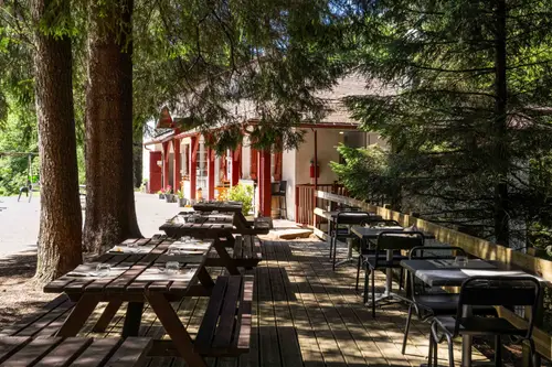 Terrasse en bois dressée pour le service