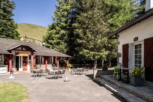 Terrasse pique-nique, vue sur l'entrée