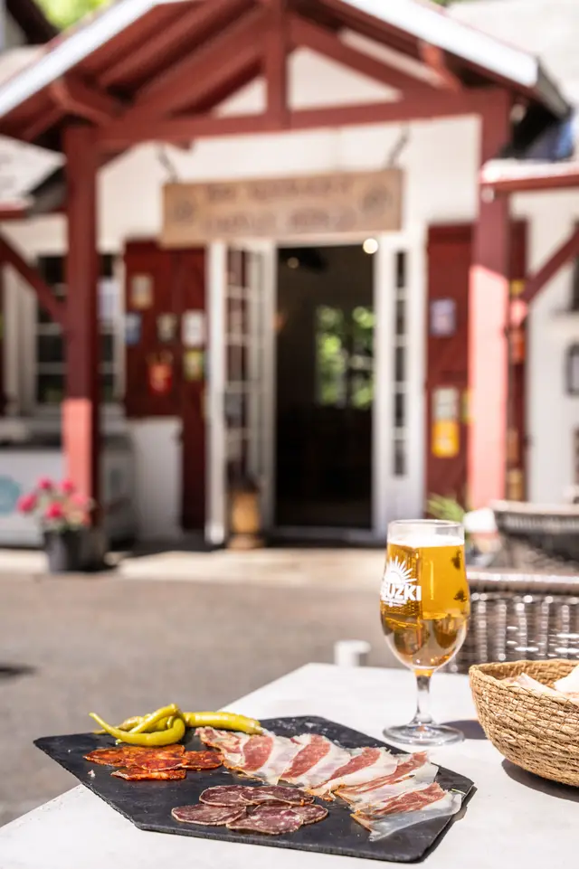 Planche de charcuterie et bière devant le restaurant