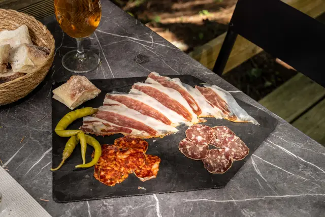 Planche de charcuterie en terrasse